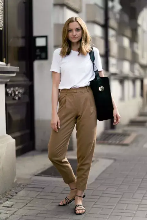 El pantalón con pinzas en colores como beige, camel, blanco, negro o azul marino es otro infaltable. El pantalón con pinzas en colores como beige, camel, blanco, negro o azul marino es otro infaltable.