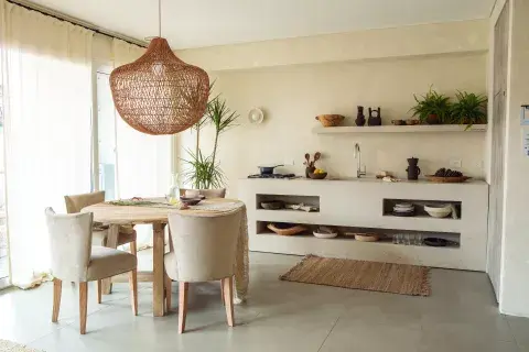 Todo a la vista en colores neutros para esta cocina que tiene como inspiración la tierra Todo a la vista en colores neutros para esta cocina que tiene como inspiración la tierra