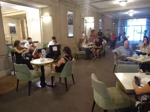 Los domingos, cuando suena el trío de cuerdas, la confitería tiene su máxima convocatoria de público. Los domingos, cuando suena el trío de cuerdas, la confitería tiene su máxima convocatoria de público.