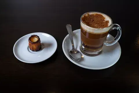 La carta del Pasaje de los Carruajes es amplia: varía de café y meriendas a cenas acompañadas con espumante. La carta del Pasaje de los Carruajes es amplia: varía de café y meriendas a cenas acompañadas con espumante.