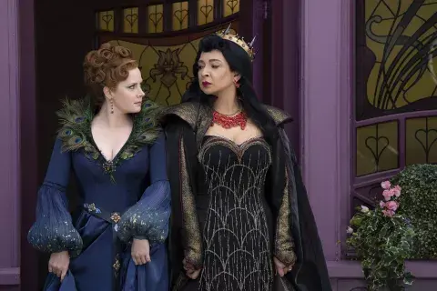 Giselle y Malvina Monroe (Maya Rudolph), vecinas y rivales. Giselle y Malvina Monroe (Maya Rudolph), vecinas y rivales.