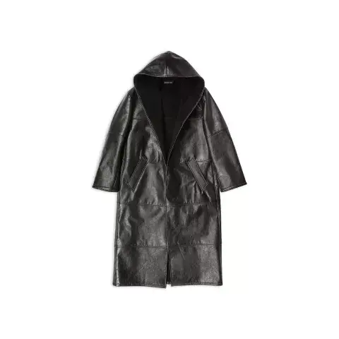 Balenciaga presentó su primer saco sustentable hecho con hongos.