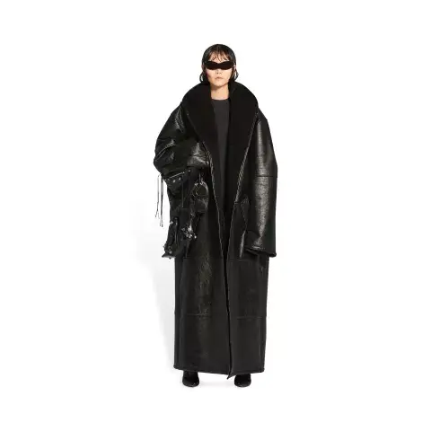 Balenciaga presentó su primer saco sustentable hecho con hongos.