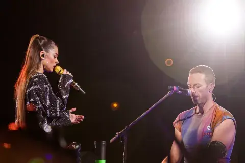 Tini Stoessel y Chris Martin interpretando juntos Let Somebody Go.