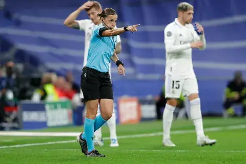 Stéphanie Frappart durante el partido del Real Madrid contra el Celtic Football Club, en la UEFA Champions League.