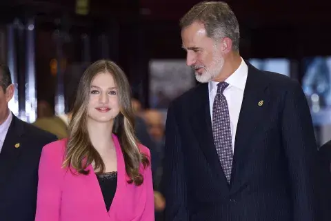 La princesa Leonor junto a su padre, Felipe VI. La princesa Leonor junto a su padre, Felipe VI.