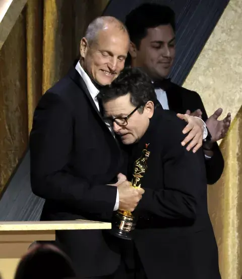 Michael J. Fox al recibir el Oscar honorífico. Michael J. Fox al recibir el Oscar honorífico.