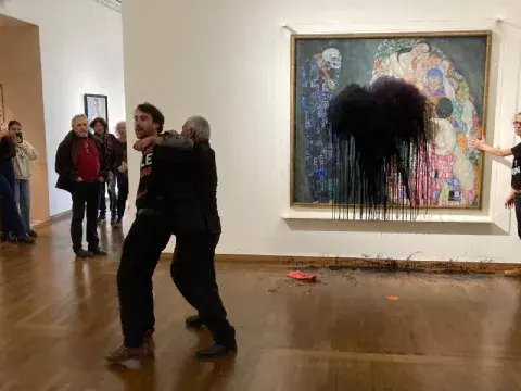 Activistas atacaron un cuadro de Klimt con un líquido negro en un museo de Viena. Activistas atacaron un cuadro de Klimt con un líquido negro en un museo de Viena.