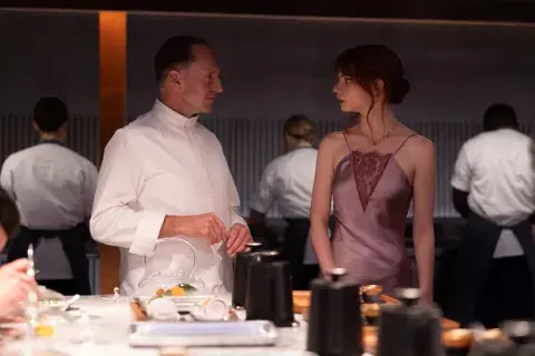 Julian y Margot, una relación antagónica, pero empática. Julian y Margot, una relación antagónica, pero empática.