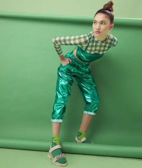 Top y pantalón (Estudio MN, $9600 Y $18.500), polera de tul (Ampi Vera, $6900), aros (The Urban Concept, $7300), medias (1+2, $1500), sandalias (Dera, $27.600). 