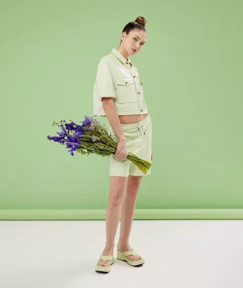 Chaqueta crop y bermuda de ecocuero (Neratta, $25.800 y $13.800), collar (The Urban Concept, $19.500), sandalias (Why Donna, $27.100). 