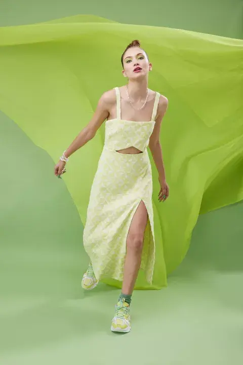 Vestido (Valentina Karnoubi, $77.500), collar (Urban Concept, $10.700), medias (Lacoste), zapatillas (Fila, $27.490). 