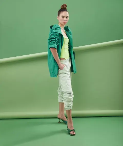 Campera (Lacoste, $80.000), body (Naíma, $20.500), jogging (Lacoste, $36.000), sandalias (Dera, $27.600). 