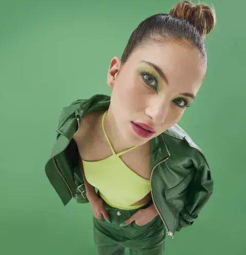 Bomber y pantalón (Tout Revient, $180.000 y $119.000), traje de baño (Valentina Karnoubi, $25.000). 