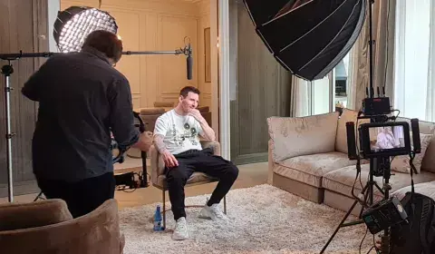 Lionel Messi durante las entrevistas de otra de las películas en las que participó: an eternos. Lionel Messi durante las entrevistas de otra de las películas en las que participó: an eternos.