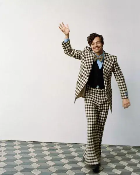 Harry Styles para HA HA HA de Gucci. Harry Styles para HA HA HA de Gucci.