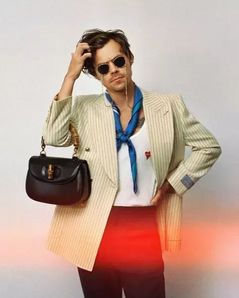 Harry Styles para HA HA HA de Gucci. Harry Styles para HA HA HA de Gucci.