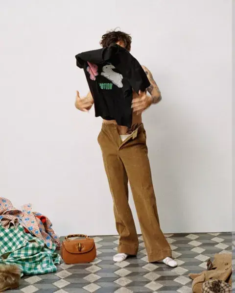 Harry Styles para HA HA HA de Gucci. Harry Styles para HA HA HA de Gucci.