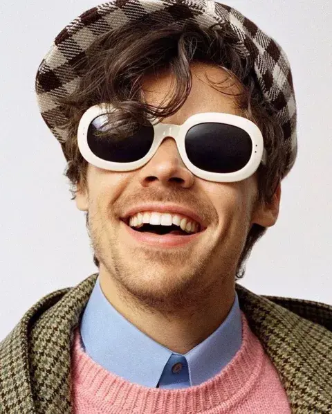 Harry Styles para HA HA HA de Gucci. Harry Styles para HA HA HA de Gucci.