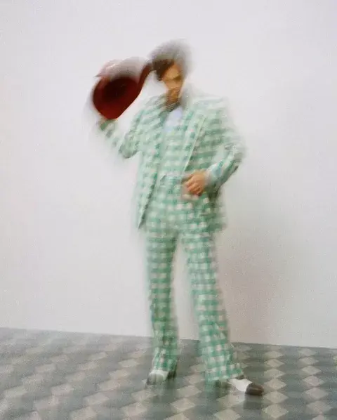 Harry Styles para HA HA HA de Gucci. Harry Styles para HA HA HA de Gucci.