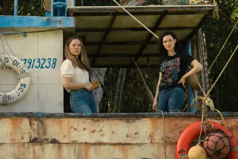 Melissa George y Logan Polish en The Mosquito Coast Melissa George y Logan Polish en The Mosquito Coast