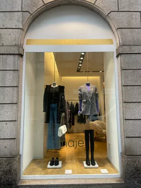 Butas altas en la vidriera de Maje