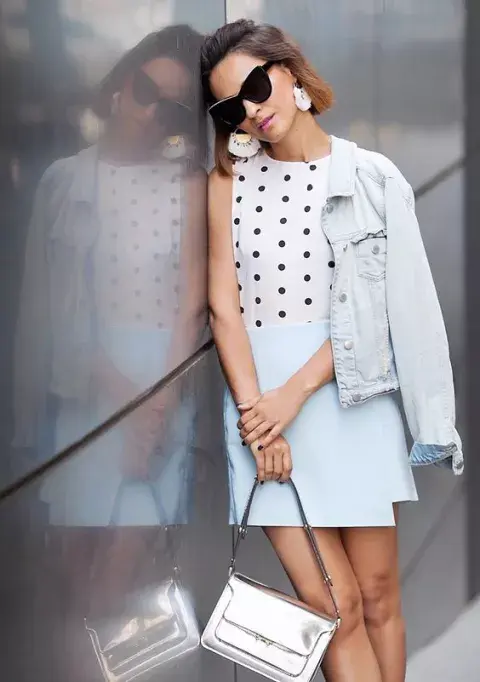 Look de día con cartera plateada