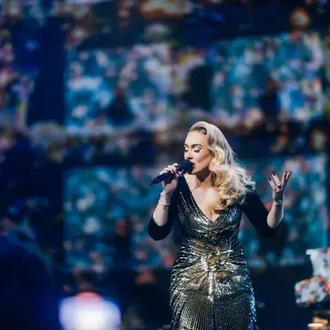 Adele durante uno de sus shows Weekends With Adele. Adele durante uno de sus shows Weekends With Adele.