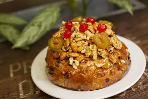 El pan dulce de Dandy está decorada con higos y cerezas maraschino El pan dulce de Dandy está decorada con higos y cerezas maraschino