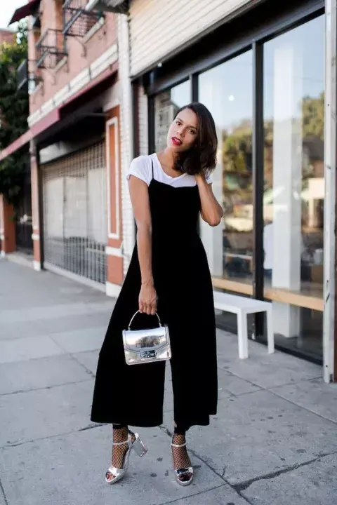 Mono negro clásico con mini bag plateada