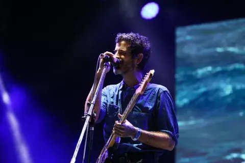 El show de Devendra Banhart duró una hora. El show de Devendra Banhart duró una hora.