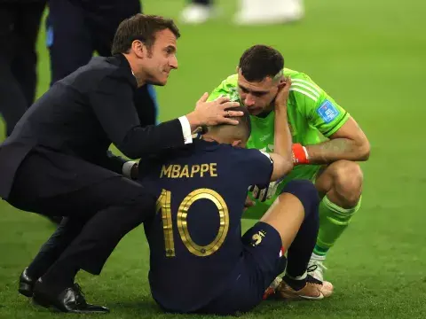 El Dibu, Macron y Mbappe El Dibu, Macron y Mbappe