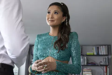 Ashley Park interpreta a Mindy en Emily in Paris. Ashley Park interpreta a Mindy en Emily in Paris.