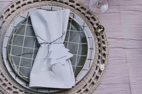 Hacer cartelitos con mensajes para cada invitado: un detalle que suma personalización Hacer cartelitos con mensajes para cada invitado: un detalle que suma personalización