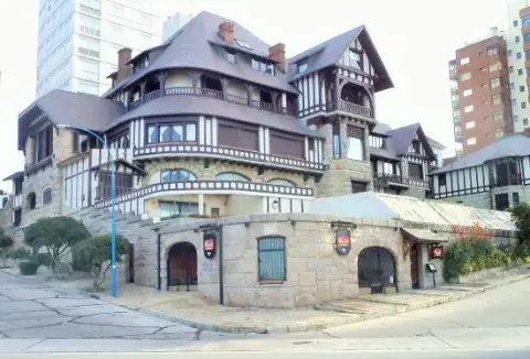 En un chalet tradicional funciona uno de los restó más exclusivos de la ciudad.