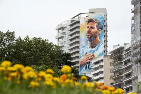 En Rosario, hay cientos de murales de street art en honor al campeón En Rosario, hay cientos de murales de street art en honor al campeón