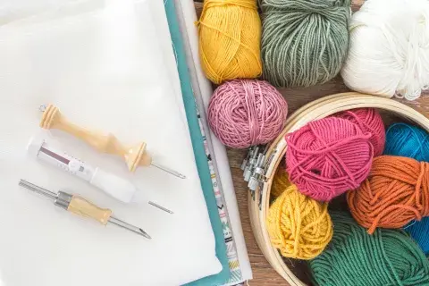 Los accesorios básicos para arrancar con el punch needle.