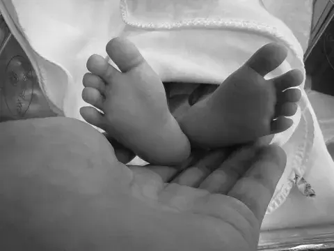La primera foto del bebé de Son Ye-jin y Hyun Bin.