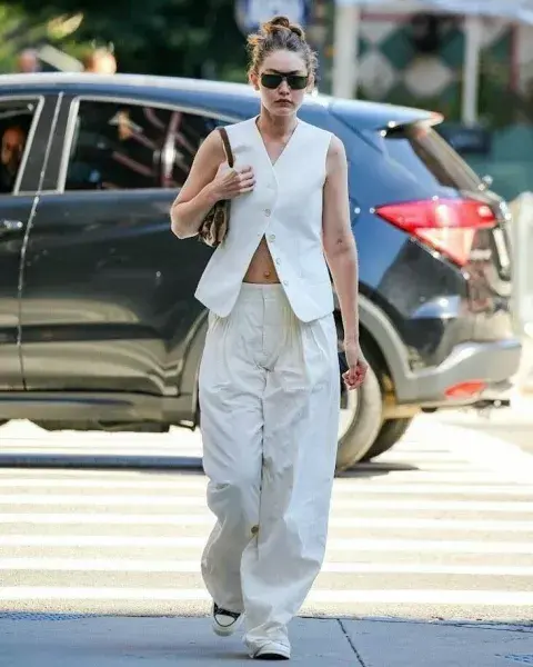 Fresco y canchero, el total white va genial para el lunes. Fresco y canchero, el total white va genial para el lunes.