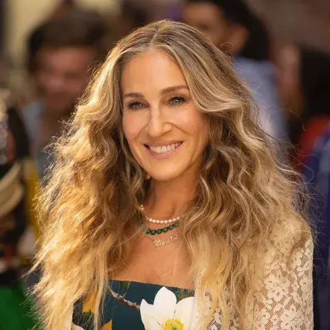 Sarah Jessica Parker luce un collar de perlas en And just like that. Sarah Jessica Parker luce un collar de perlas en And just like that.
