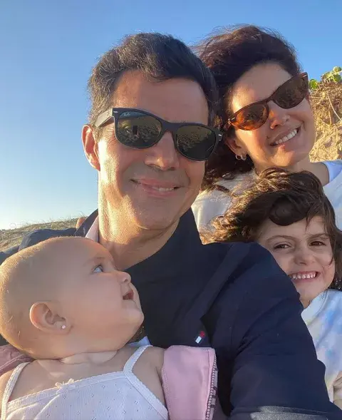 Isabel Macedo junto a Juan Manuel Urtubey y sus dos hijas, Isabel y Julia, en Punta del Este. Isabel Macedo junto a Juan Manuel Urtubey y sus dos hijas, Isabel y Julia, en Punta del Este.