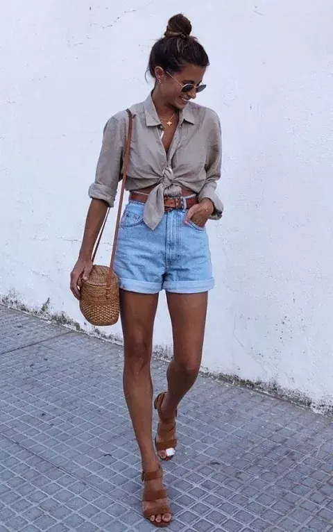 Con camisa anudada. Con camisa anudada.