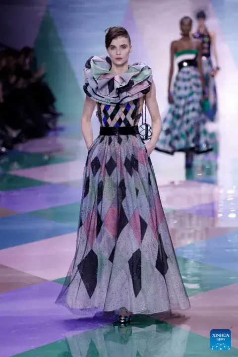 La estampa estampa arlequinesca fue protagonista en la pasarela de Armani Privé. La estampa estampa arlequinesca fue protagonista en la pasarela de Armani Privé.