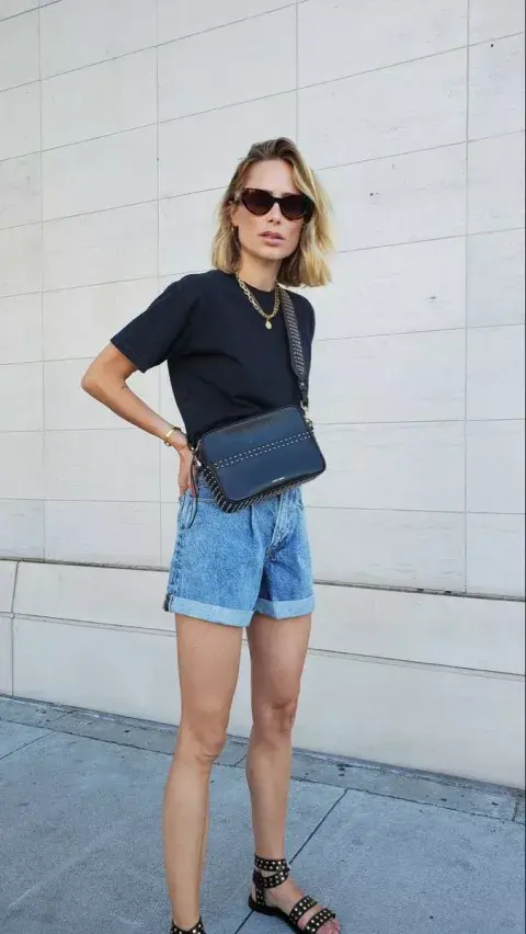 Un look clásico y chic con prendas que nunca pasan de moda. Un look clásico y chic con prendas que nunca pasan de moda.