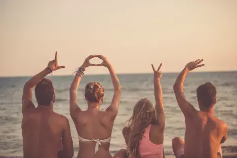 Un grupo de amigos íntimos y divertidos, una gran opción para una luna de miel diferente. Un grupo de amigos íntimos y divertidos, una gran opción para una luna de miel diferente.