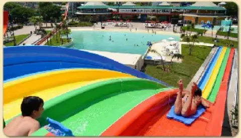 El Multisurf es uno de los toboganes más populares de Aquafan. El Multisurf es uno de los toboganes más populares de Aquafan.