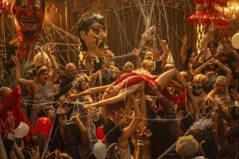Todo es excesos y decadencia en el Hollywood de los años veinte. Todo es excesos y decadencia en el Hollywood de los años veinte.