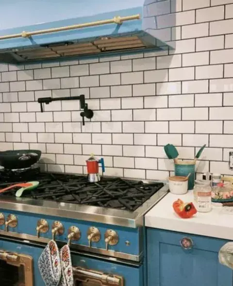 Los electrodomésticos en acero inoxidable complementan esta propuesta de cocina americana. Los electrodomésticos en acero inoxidable complementan esta propuesta de cocina americana.