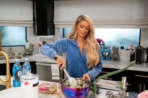 Paris Hilton en su programa de cocina de Netflix. Paris Hilton en su programa de cocina de Netflix.
