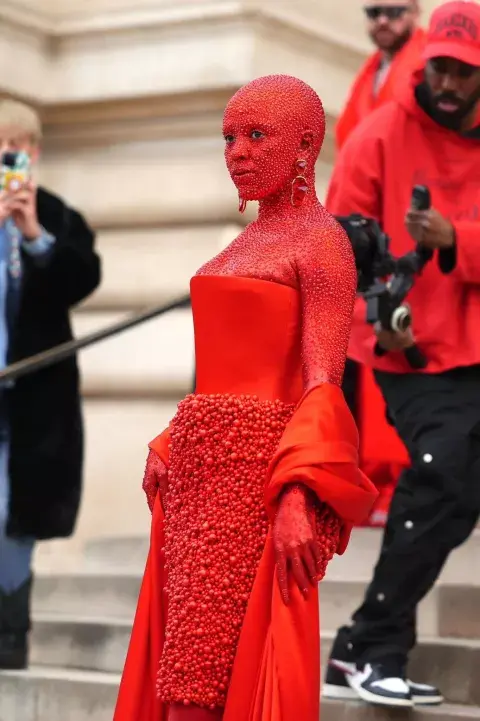 Doja Cat y su impactante look en el desfile de Alta Costura de Schiaparelli. Doja Cat y su impactante look en el desfile de Alta Costura de Schiaparelli.